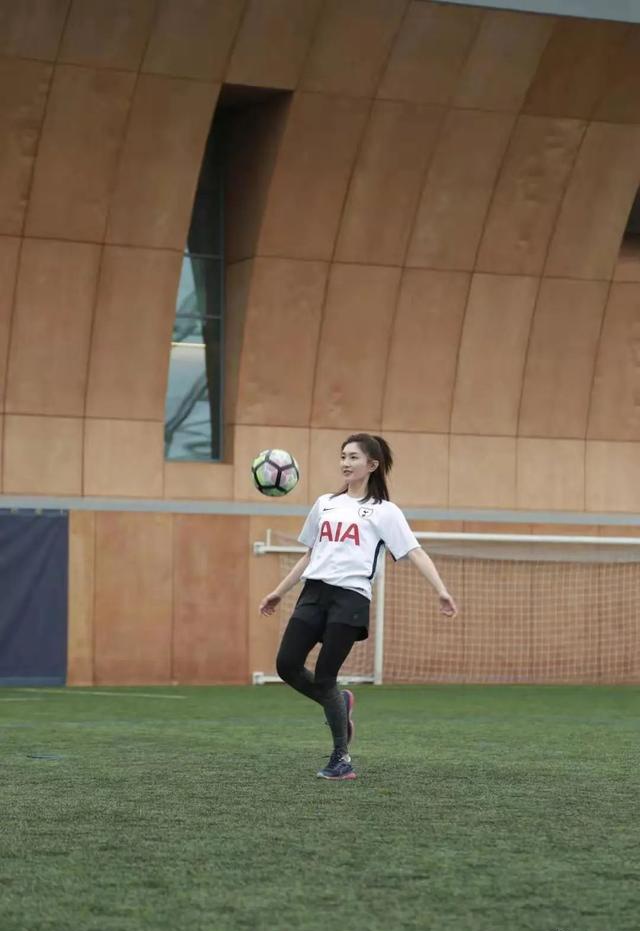 数年如一日的身材管理,江疏影每天数着卡路里吃饭,瑜伽跑步从不间断.