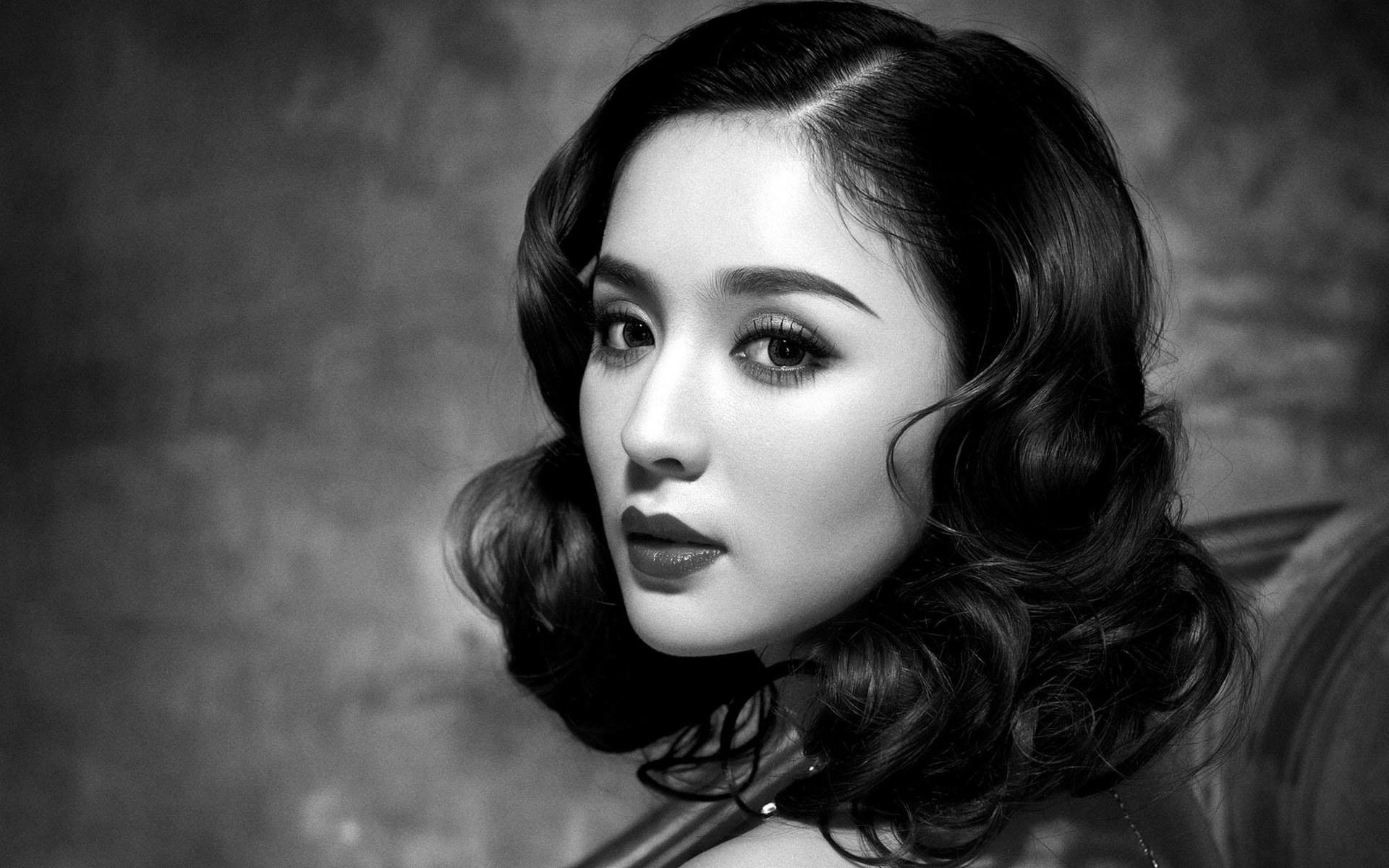 性感女星古力娜扎复古风黑白写真高清桌面壁纸