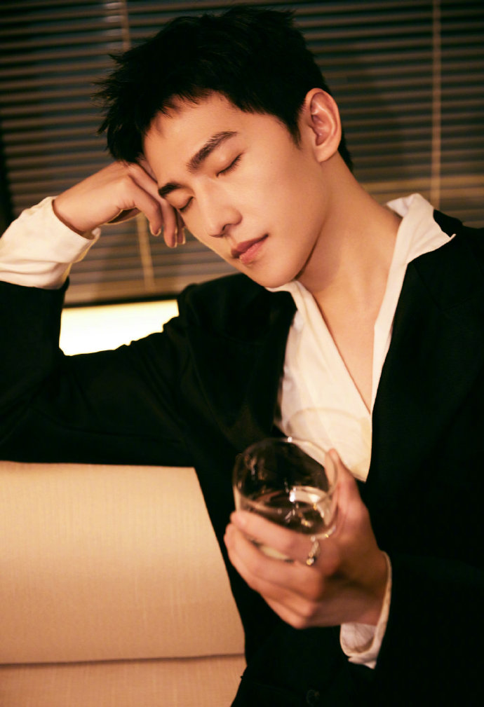 杨洋超话@杨洋活动造型曝光.黑丝绒西装搭配深v领白衬衫,酷帅又贵气.