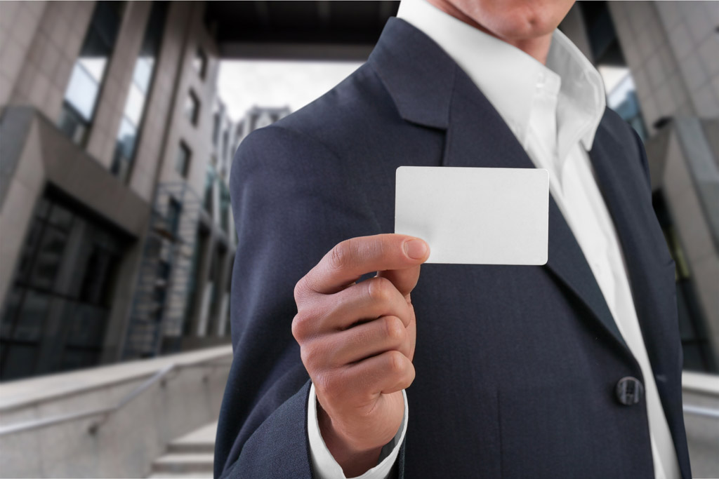 手持卡片的商务人士