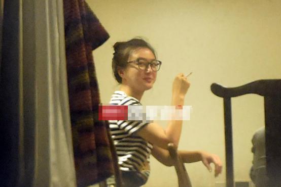 抽烟女星还真不少!秦岚反差大,郑爽熟练,baby萌,没想到她也会