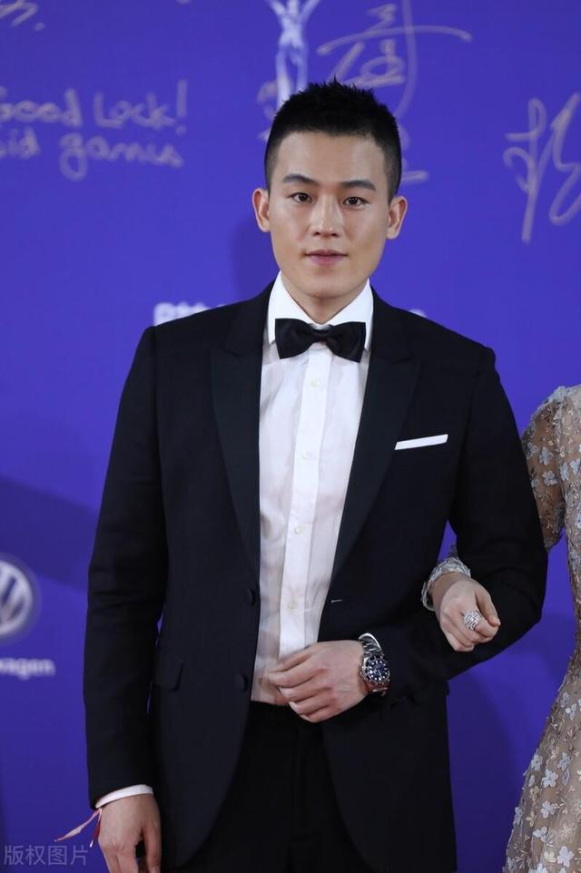 欧豪是一位中国内地的男演员和歌手,他的形象非常阳光,健康和有型.