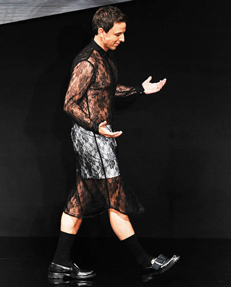 周末夜直播男主持穿蕾丝连衣裙现身cda大奖