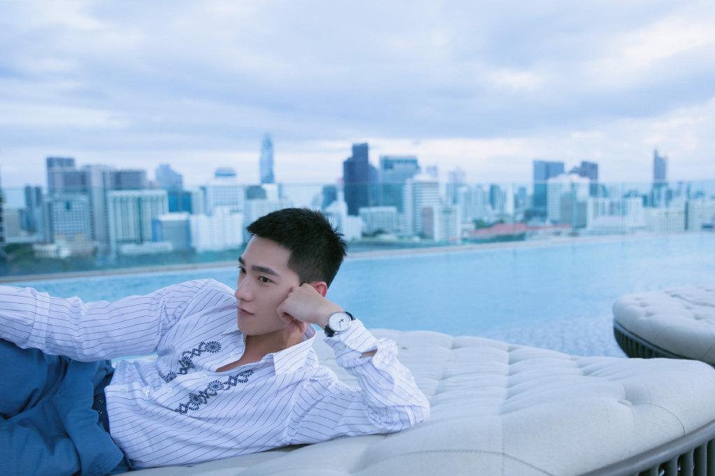 杨洋寸头在泳池边拍照,硬汉男子气概,男友力十足