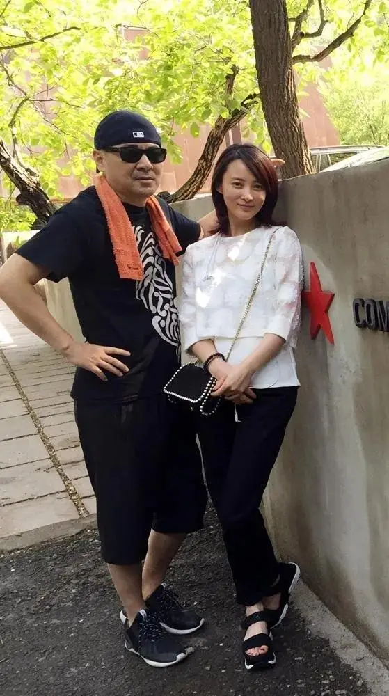 陈建斌逛国外跳蚤市场穿短裤好松弛,蒋勤勤素颜自信落落大方,满脸斑