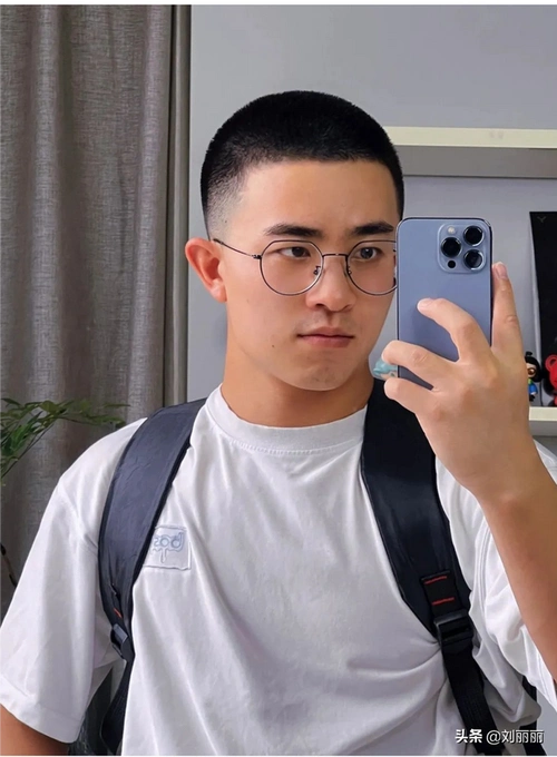 男的圆脸适合什么发型?,男人过了40岁尽量别留长发,梳油头!