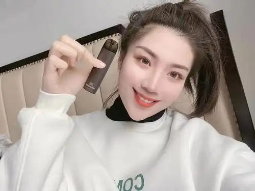 女孩抽电子烟图片