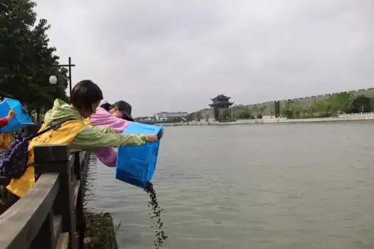 梵呗悠扬,智海法师手持柳枝净瓶,加持大悲圣水,为将要重获自由的物命