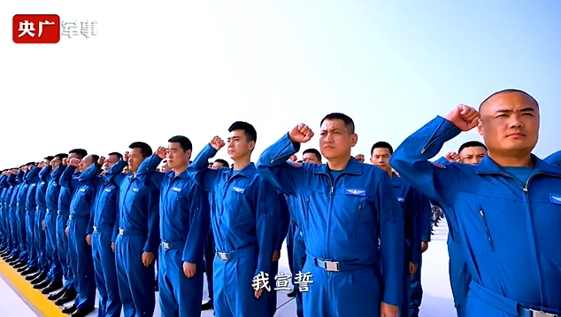 东部战区空军在战鹰下宣誓 表达革命军人拳拳忠心