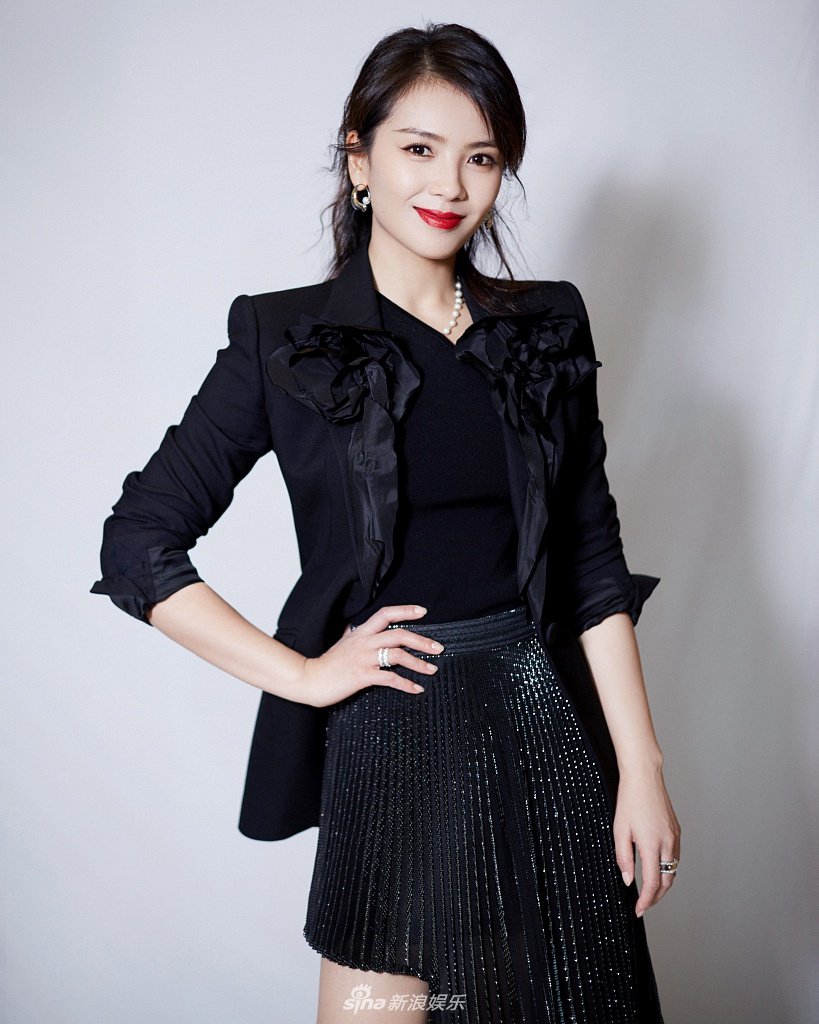 刘涛穿西装长裙拍写真秀身材 直盯镜头霸气浅笑又a又飒