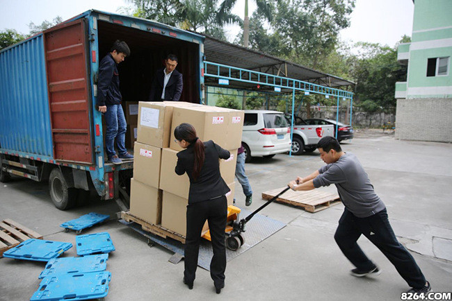 经过最终检测后,这些望远镜将被小心翼翼地包装大箱