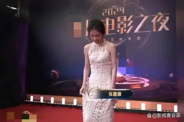 她的工作并不是很繁忙,但是裙子太长且修身,为了避免绊倒,张碧晨总是