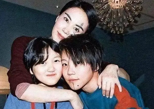 网传王菲女儿与大12岁女导演国外偷偷结婚27岁窦靖童回应了