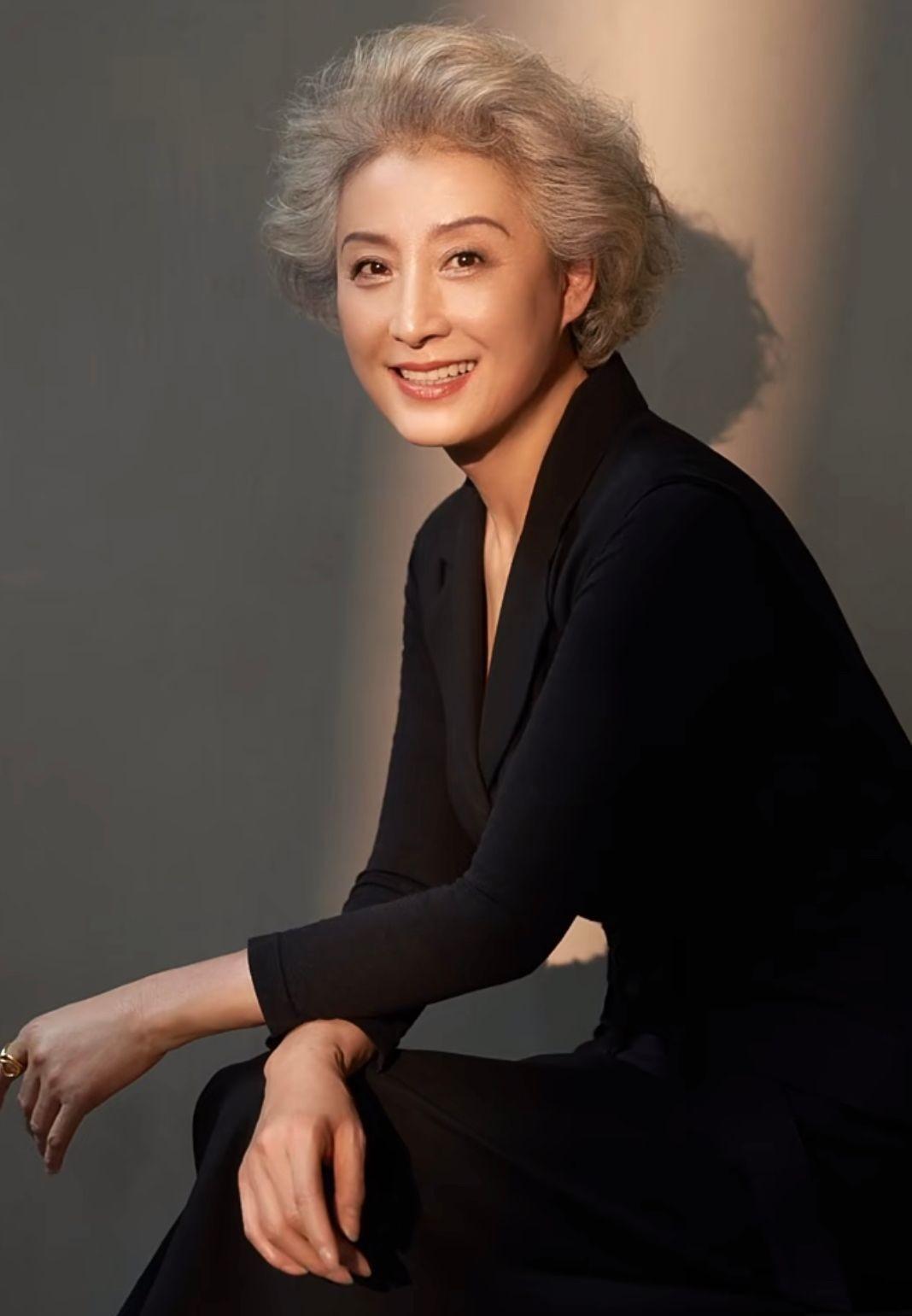 ②卷起白发,让发型更利落利落不管多大年纪,女人最重要的就是静下心来