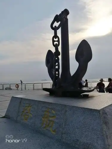 高大古铜色雕塑船锚是启航广场的标志
