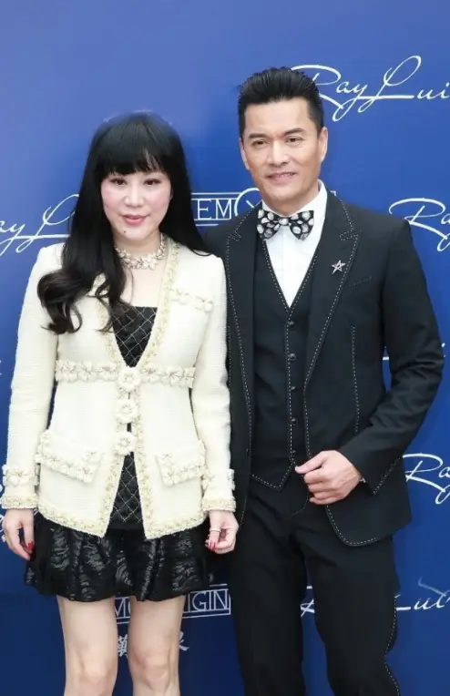 下面我们就结合吕良伟老婆杨小娟的这身造型,分析一