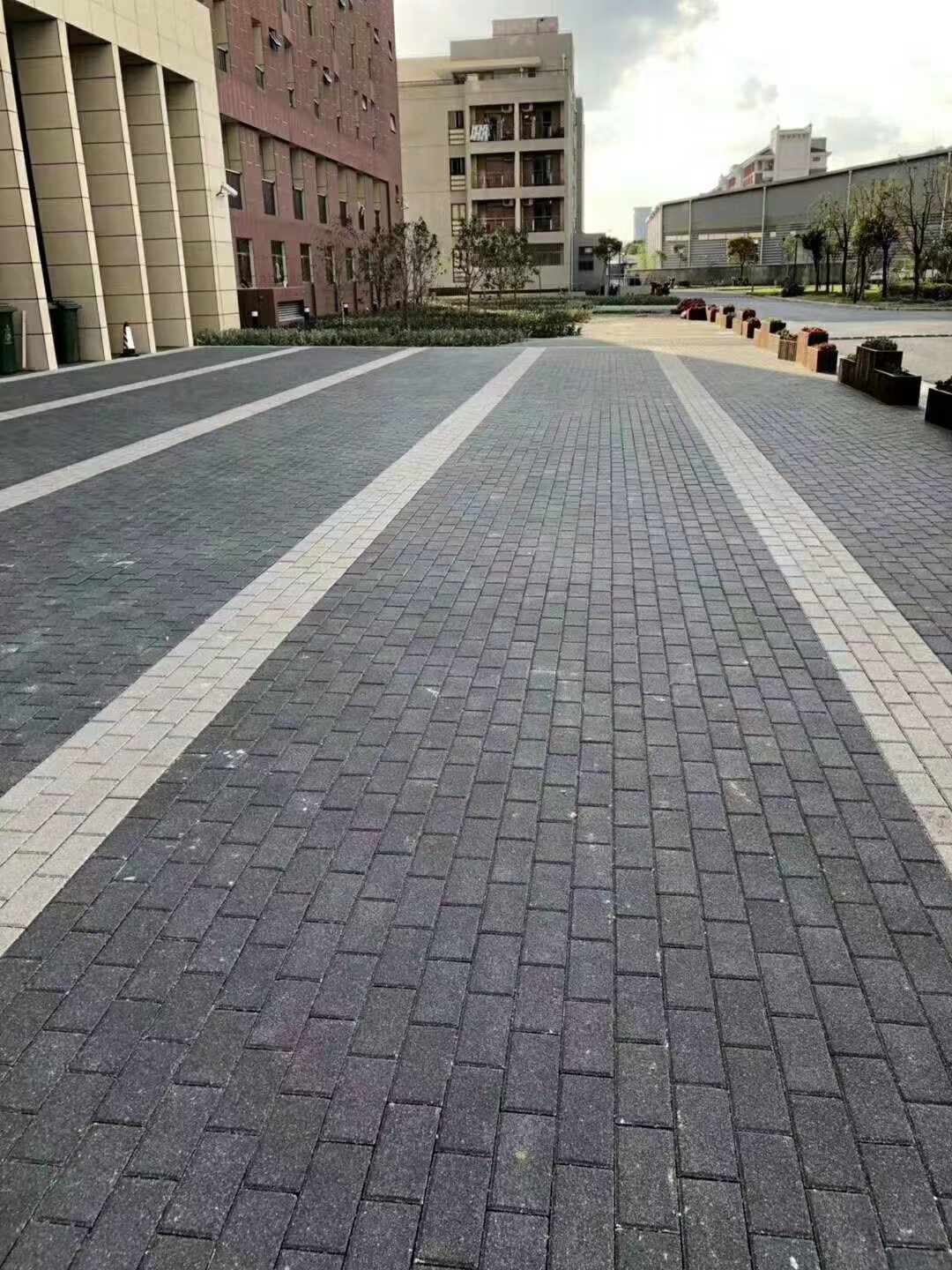 陶瓷透水砖的常用规格及颜色让城市更具活力充满色彩