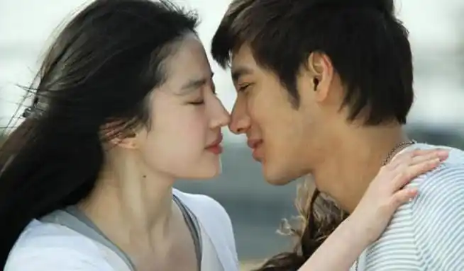 这部电影是刘亦菲和王力宏主演的,而且这部《恋爱通告》电影还是