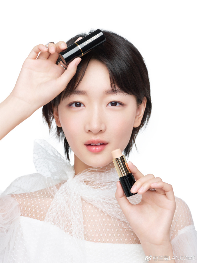 兰蔻品牌大使@周冬雨,风格当然不止一面.