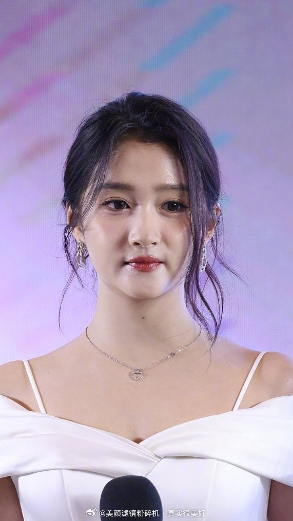 关晓彤生图身材比例