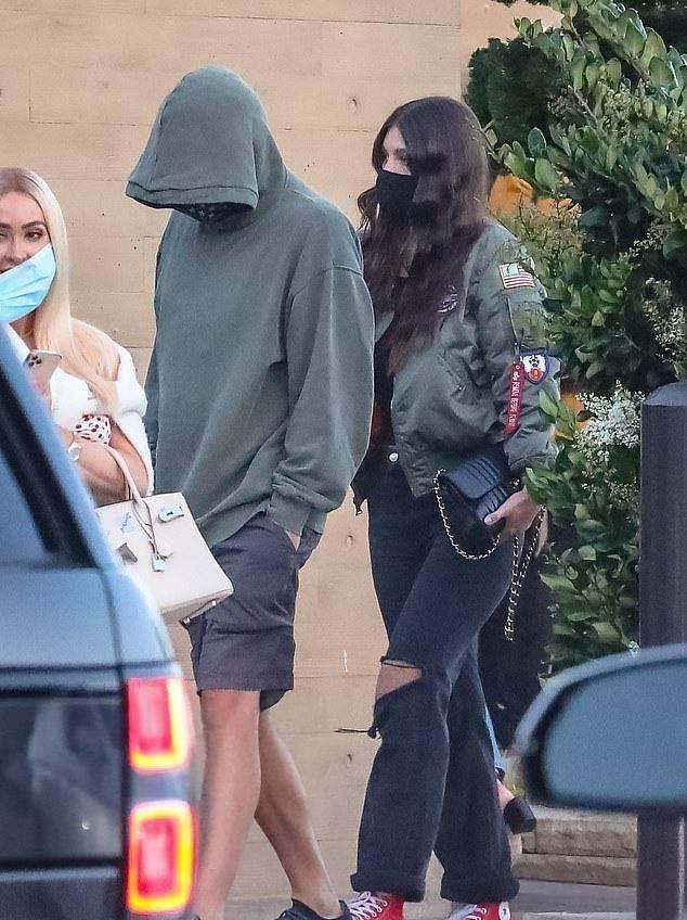 莱昂纳多与女友沙滩秀恩爱,大腹便便显发福,意外撞脸爱犬_卡米拉_小