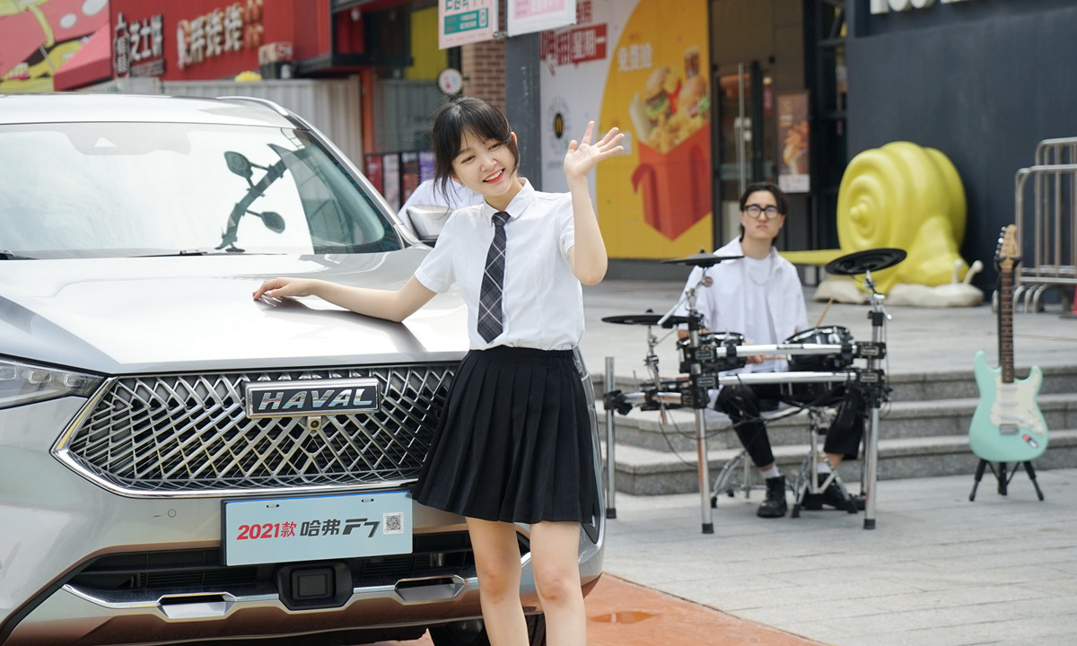 有意思的是,大家不光在等着蓝光乐队弹唱歌曲,同时许多心怀好奇的朋友