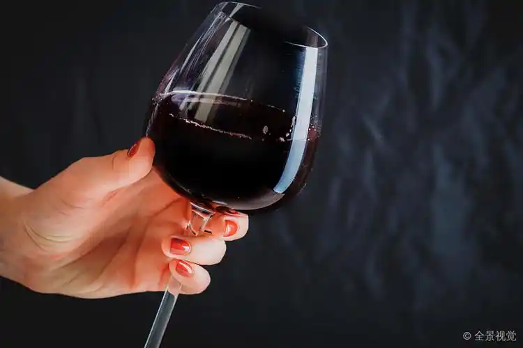 葡萄酒杯_女性_握着_红酒杯_深色背景_特写_高清图片_全景视觉