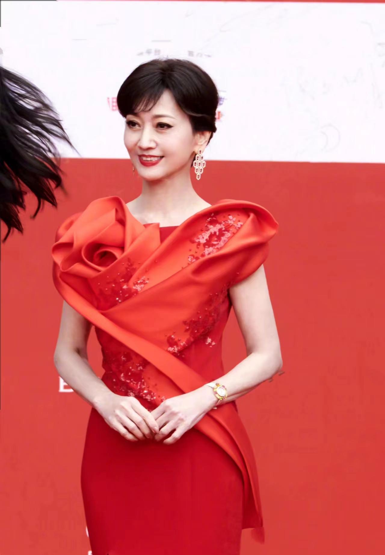 赵雅芝身着大红色时尚礼服出席北京国际电影节,精致优雅!