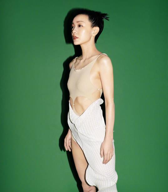 郭采洁时尚起来绝了,穿时尚装还挖几个洞,皮包骨身材让人捏把汗_造型