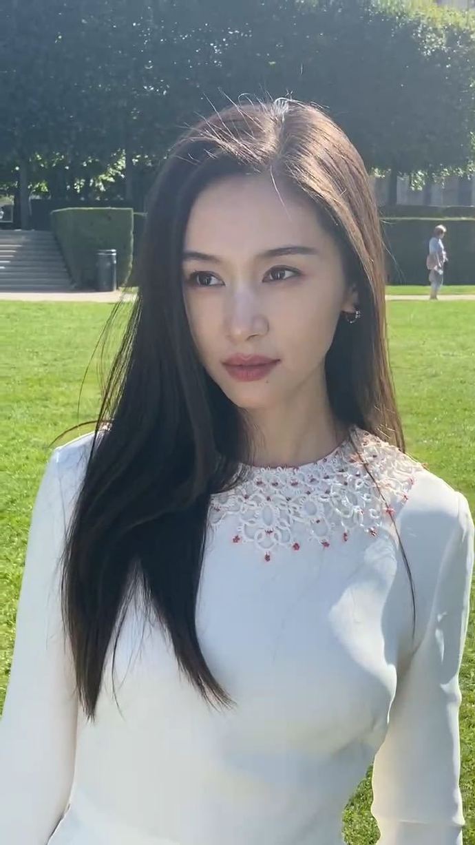 在巴黎的王子文#@王子文ava巴黎时装周看秀造型释出,在埃菲尔铁讼下