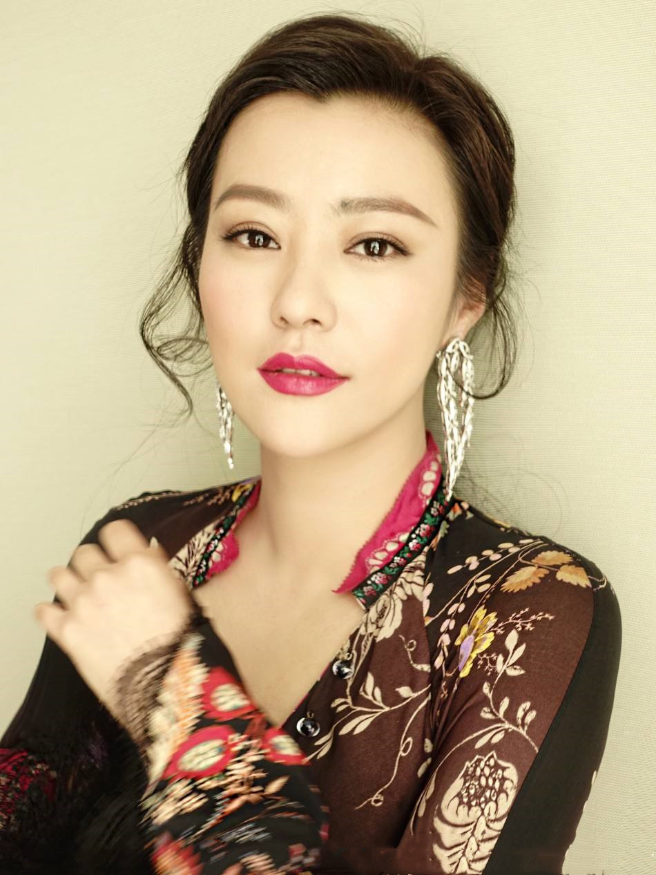 原创40岁郝蕾胖出韵味一袭浆果色抹胸礼服超惊艳只有微胖穿才气质