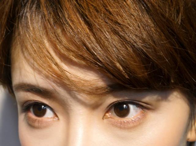 小棕环的棕色外圈可以和瞳孔的巧克力色完美融合.