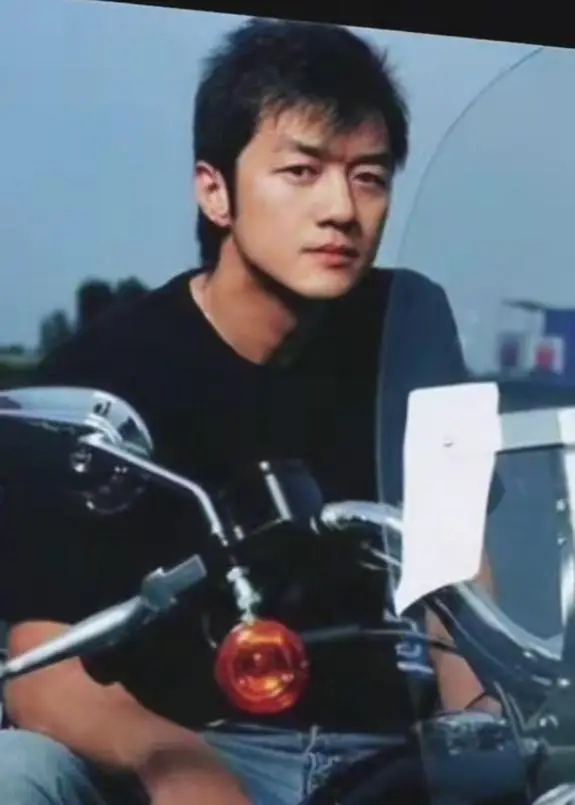 李亚鹏晒童年照,四张照片尽显风采,网友:李嫣随爸,基因强大_哈金_外表