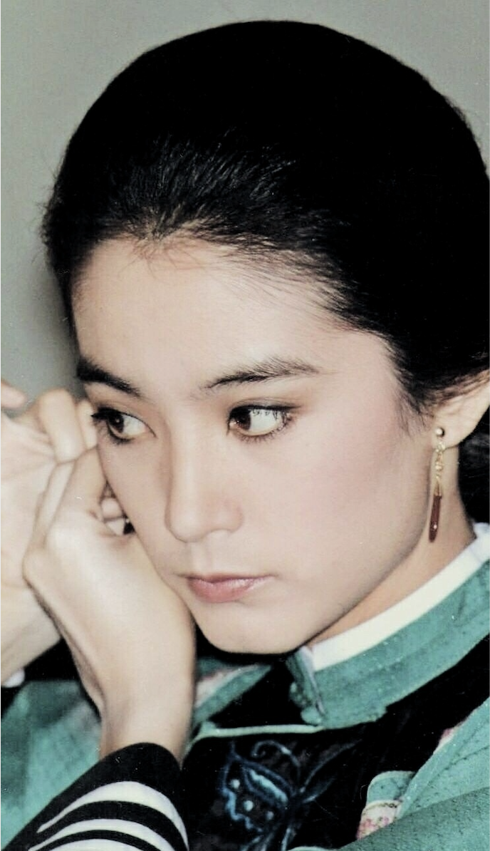 11月18日,林青霞凌晨2点多晒年轻时美照,又为粉丝们送上一张颜值巅峰