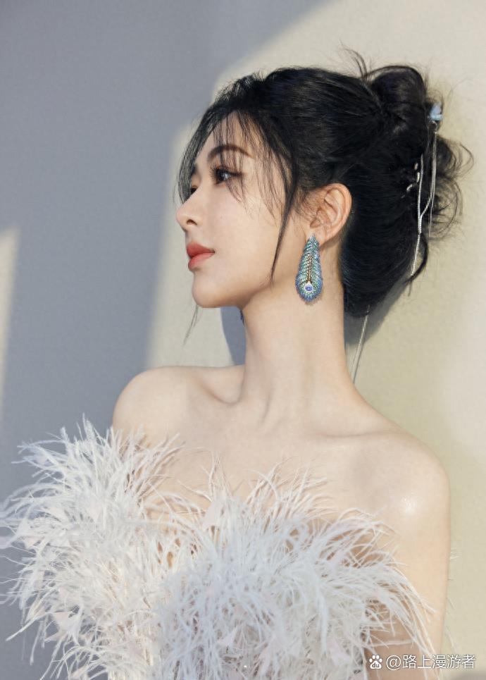 杨紫仙女风穿搭超仙!