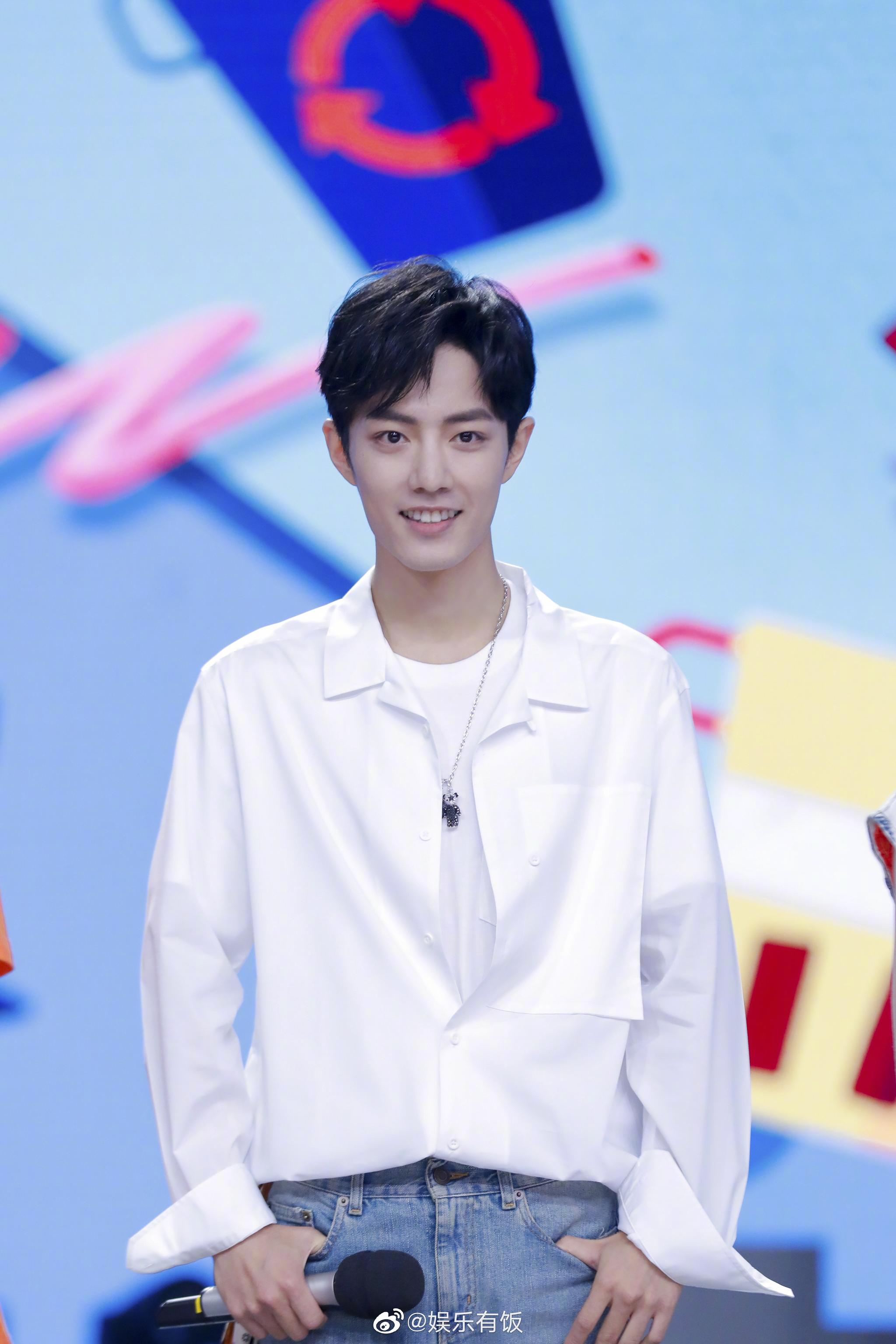 他来了!今晚的快乐大本营肖战来了!一身白衬衫加牛仔裤