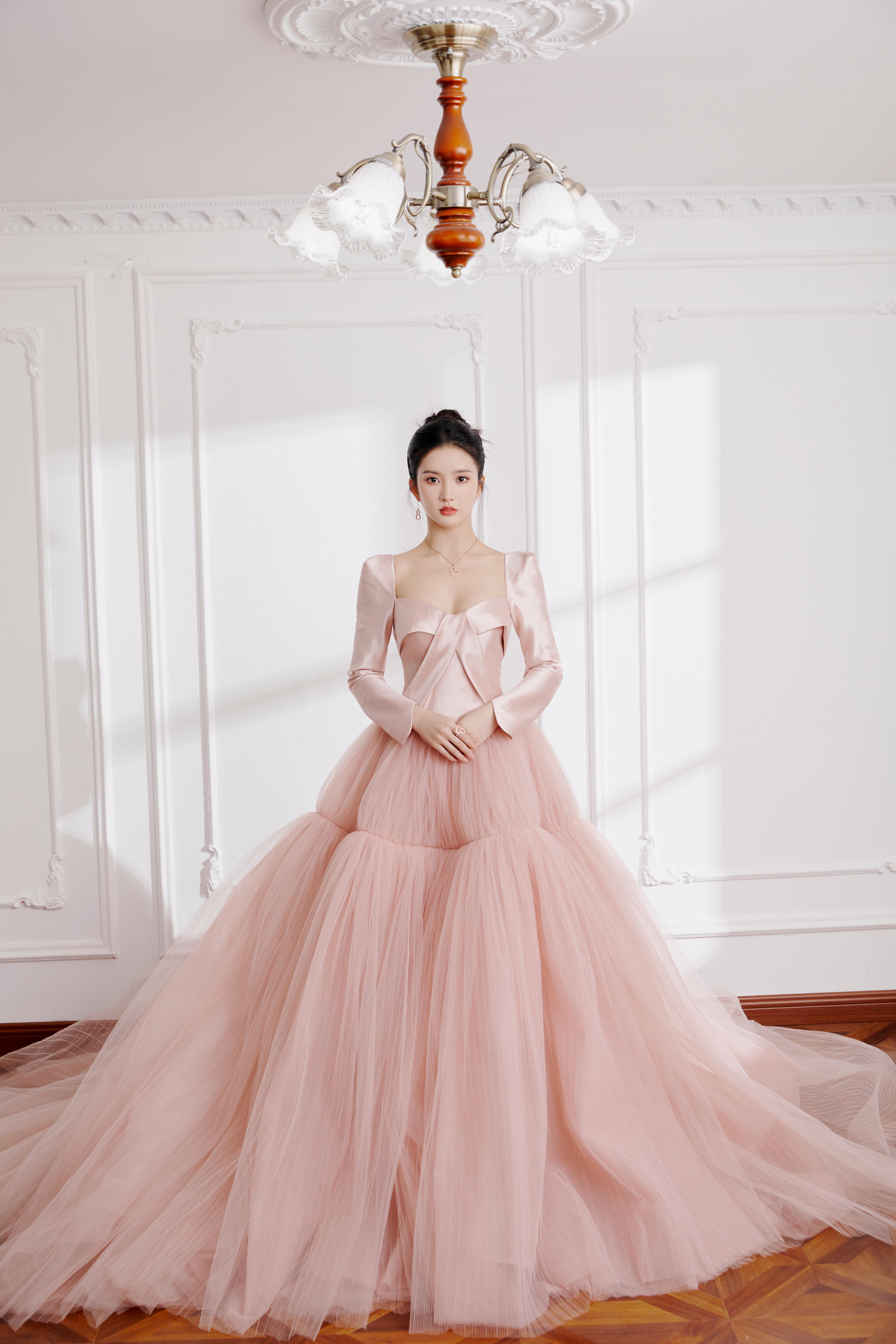 妖娆裙摆体现"真功夫"有些礼服虽然不靠体积感取胜,但依然能凭借绝妙