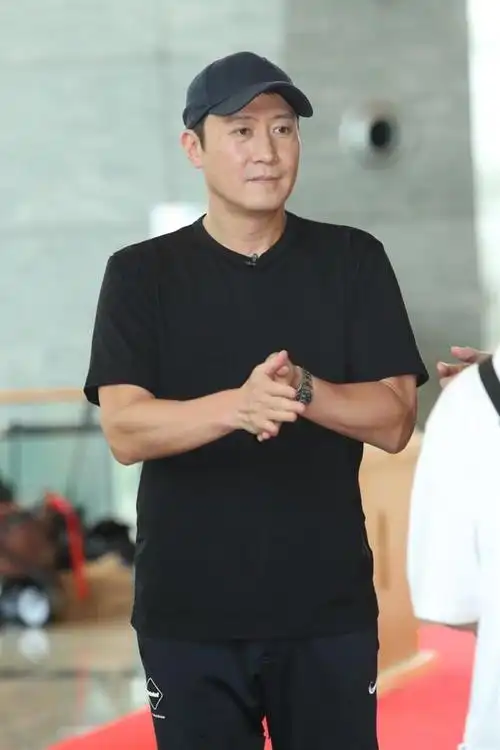 黄头发白西装黎明 天王黎明年过半百又怎样