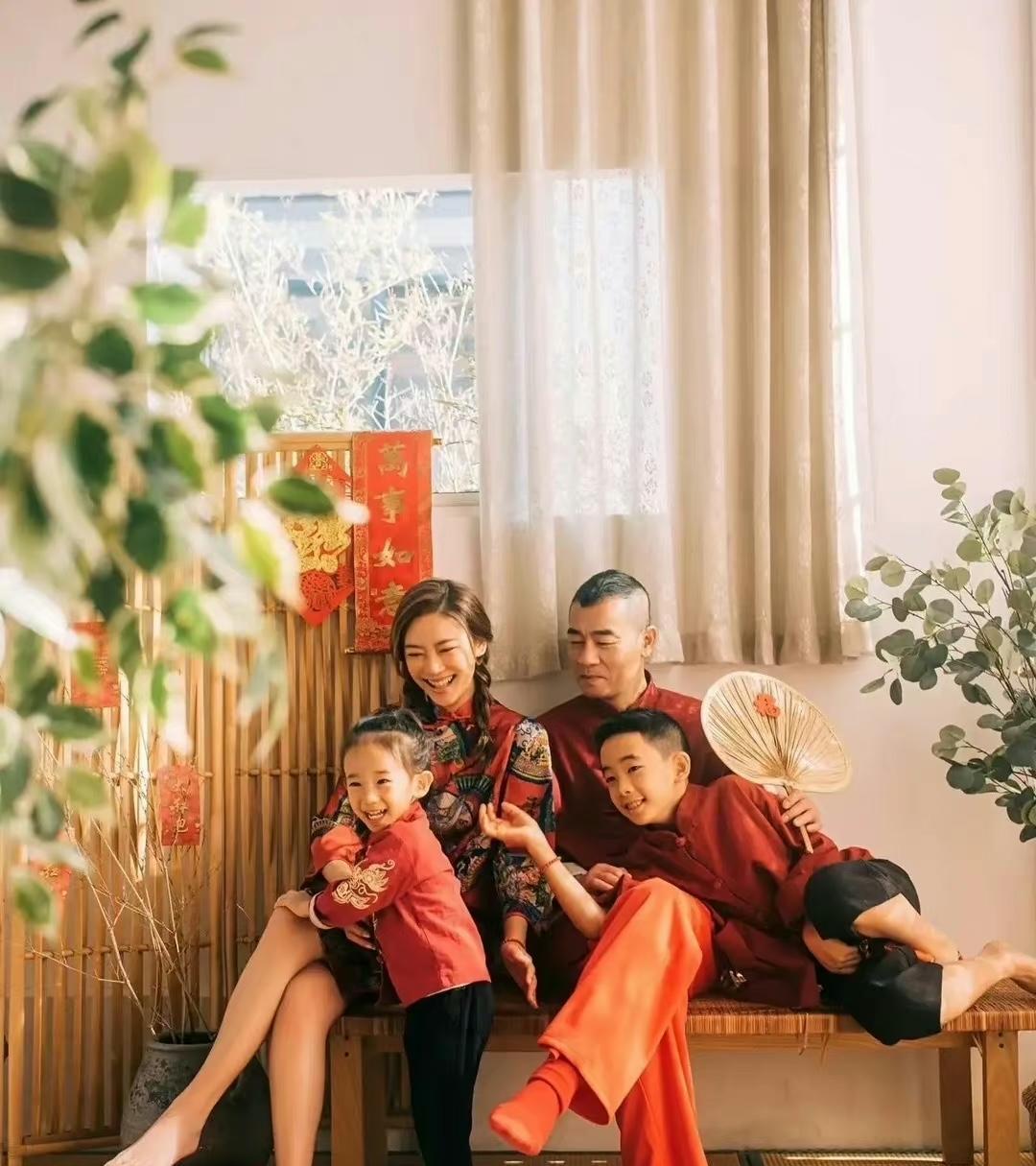 网友:陈小春应采儿一家四口合照,其乐融融 #中国版chatgpt来了# #搞笑