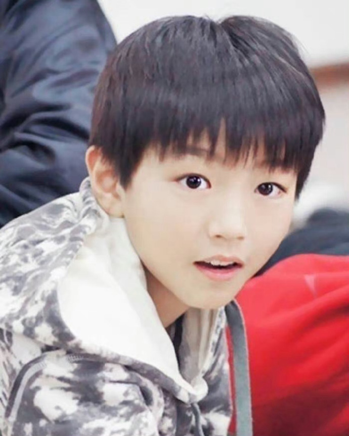 王俊凯小时候留的头发