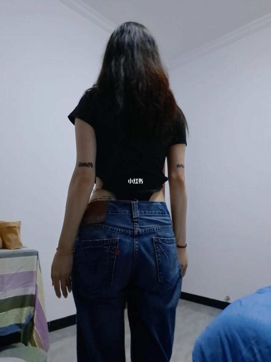 几年前衣柜里的低腰裤,近几年流行的都是直筒裤,喇叭裤,都是高腰款式