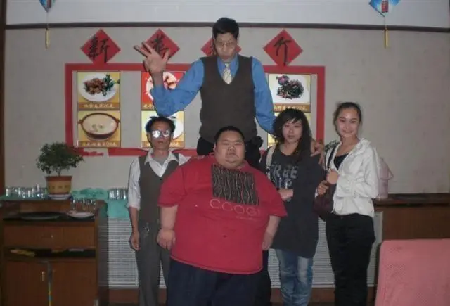 张俊才的身高达到了2米42,比姚明还高了足足16厘米.