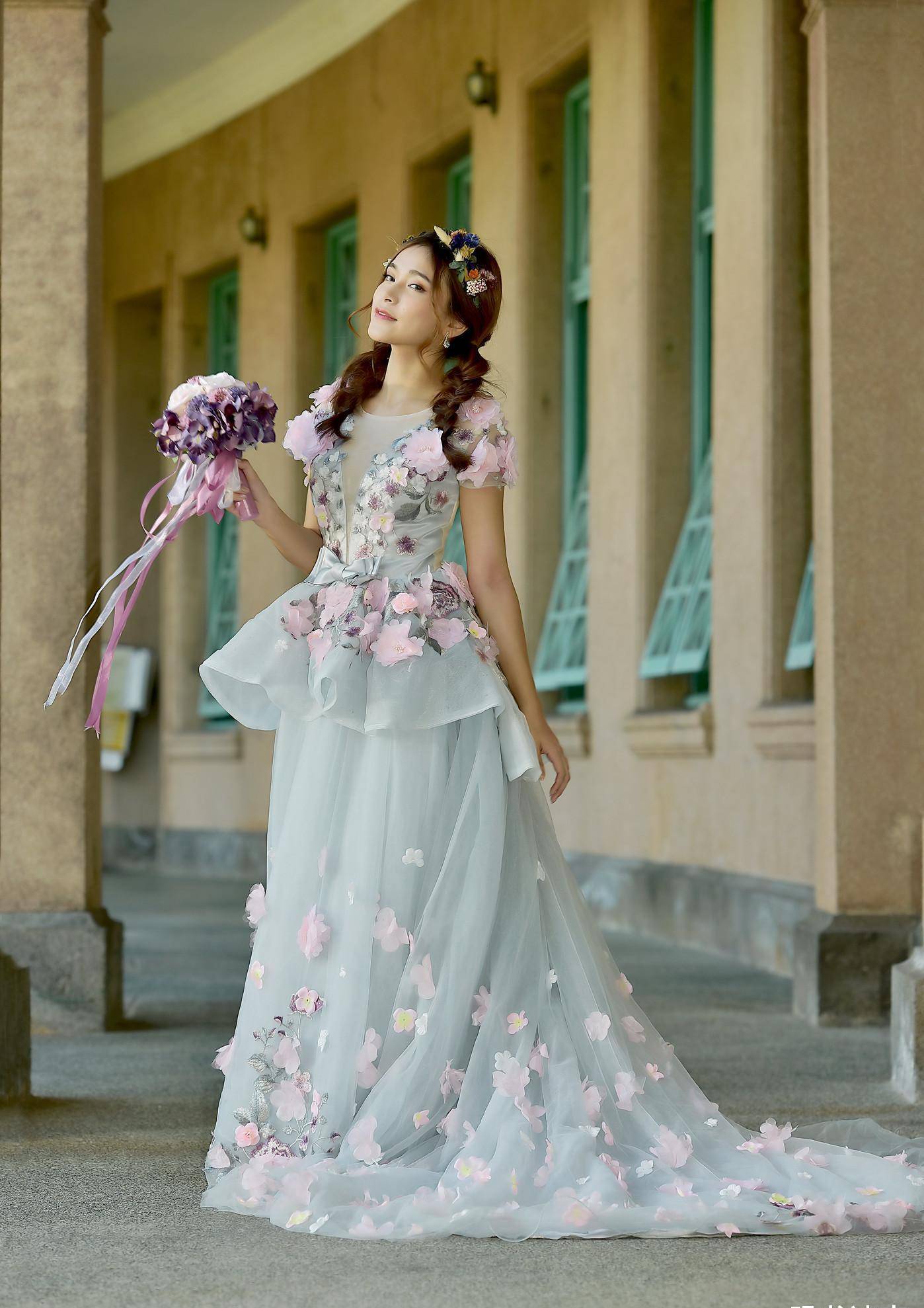 也许对单身的朋友来说,看到漂亮女生穿婚纱,除了被她的美貌所吸引