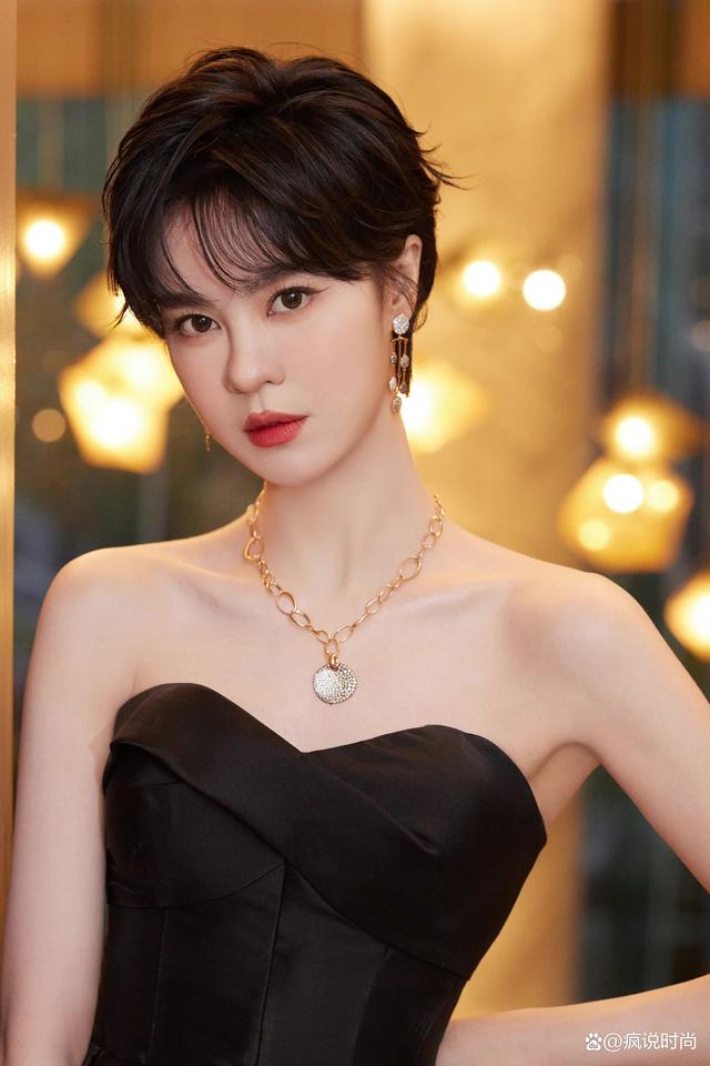 郁可唯的美貌被低估,穿抹胸黑裙秀"筷子腿",狗啃短发又酷又美