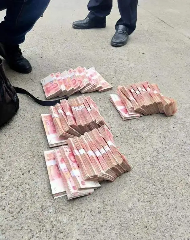 2002年"巨钞哄抢案",当50万现金散落在地,路过的你会去捡吗?