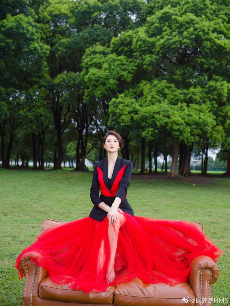 演员侯梦莎搭档吴京一战而红如今脱下军装后惊艳众人