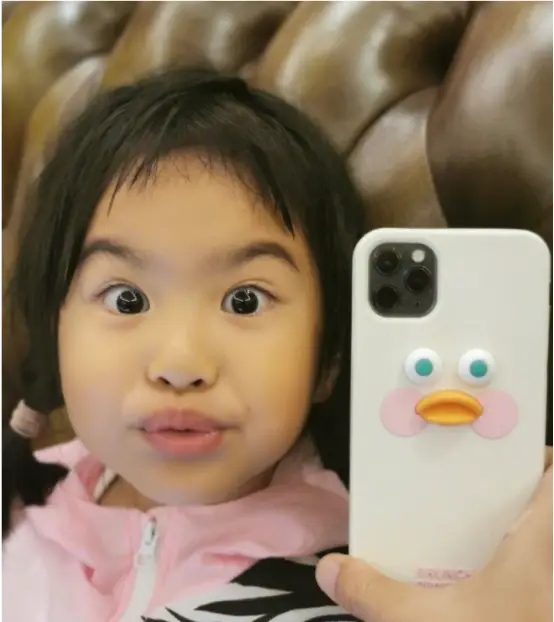 包贝尔女儿整容式长大烫完羊毛卷气质大变颜值像是开了挂