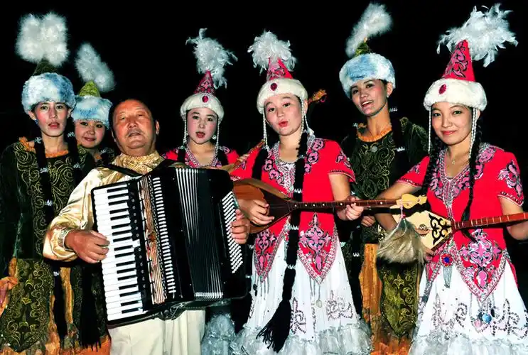 2009年8月7日晚,新疆油田克拉玛依区七名哈萨克族市民身穿民族服装,在