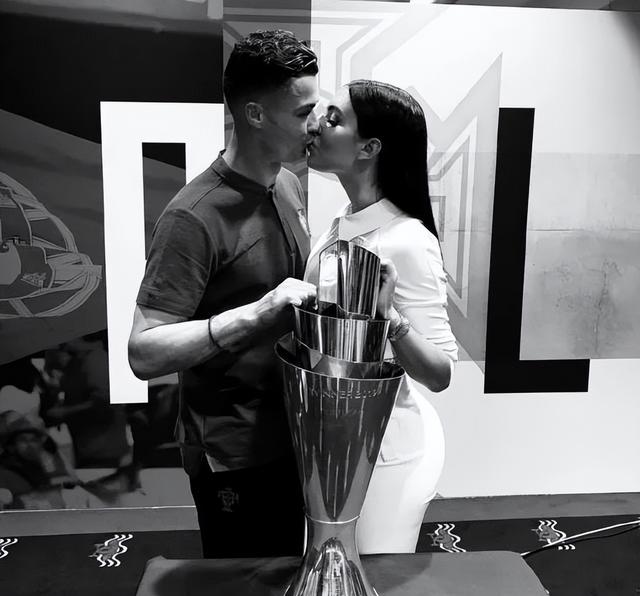 乔治娜和c罗恩爱度假,生三娃身材依旧迷人,一身薄纱裙很火辣