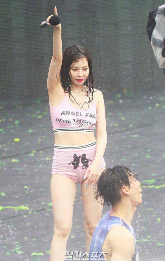 泫雅上演"湿身诱惑",这是完全放飞自我了吗?网友:太性感了!